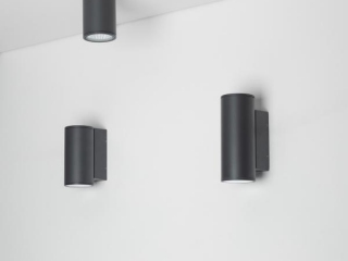 Настенный светильник серии FORMA с двойным светораспределением будет прекрасно смотреться на фасаде здания благодаря своей простой и лаконичной форме. Прибор позволяет создать декоративные световые эффекты на поверхностях стен и колонн.