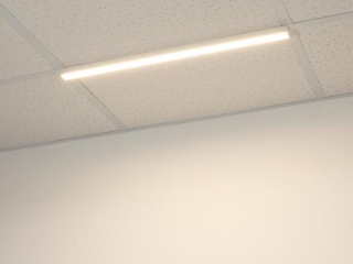Светодиодный светильник серии SNAPSTARLINE-FLAT для направляющих подвесных потолков предназначен для освещения торговых, офисных, жилых помещений с возможностью создания индивидуального дизайна. Крепеж светильника подходит для Т-образного профиля размером 15–24 мм и совместим с потолочными плитами с различными типами кромок: квадратная, ступенькообразная, скошенная. Быстрая установка при помощи поворотных клипс и простое подключение при помощи разъема. Применение в светильниках высокоэффективных светодиодов позволяет экономить до 90% электроэнергии, потребляемой лампами накаливания той же яркости.