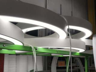 Серия подвесных светодиодных светильников кольцеобразной формы со светодиодной лентой.