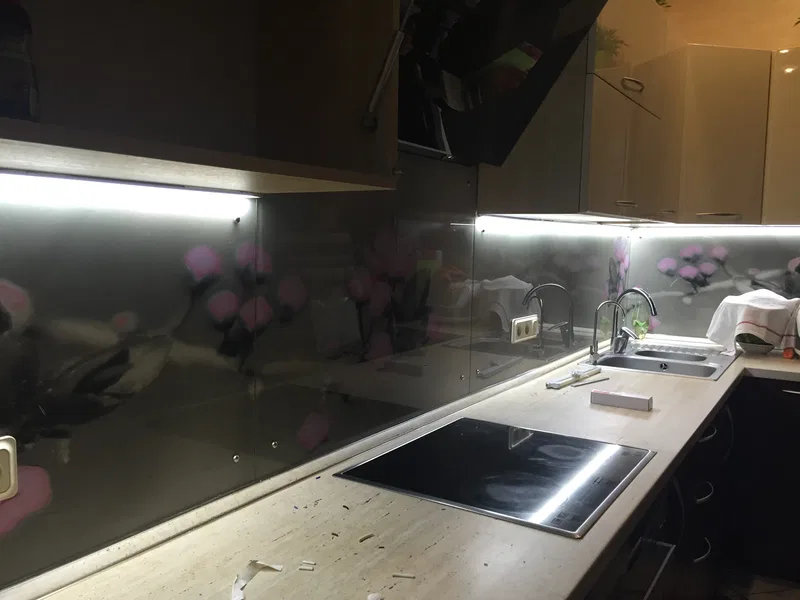 Монтаж подсветки под кухонными шкафчиками