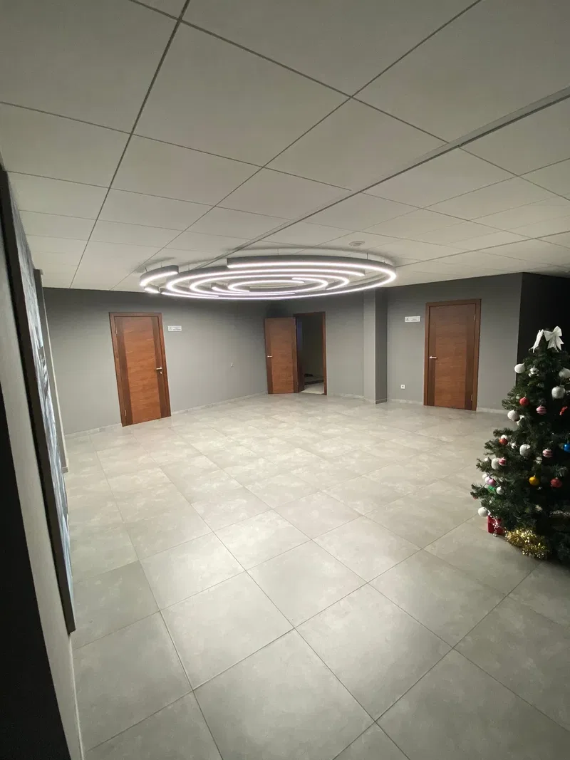 Halka şekilli aydınlatmalar ile ofis için lounge tasarımı
