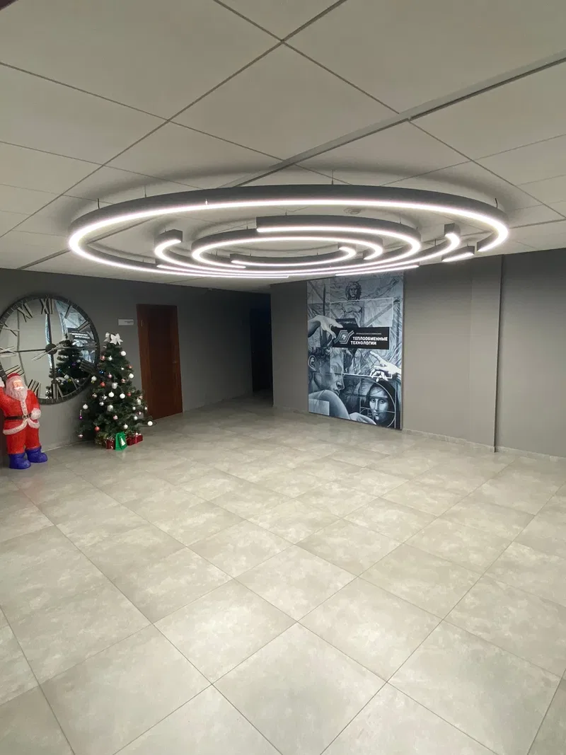 Halka şekilli aydınlatmalar ile ofis için lounge tasarımı