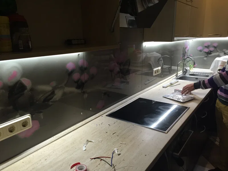 Монтаж подсветки под кухонными шкафчиками