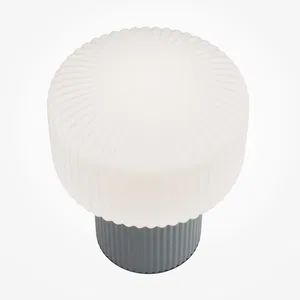 Настольный светильник Maytoni MOD404TL-01GR