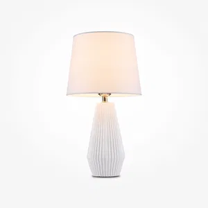 Настольный светильник Maytoni Z181-TL-01-W