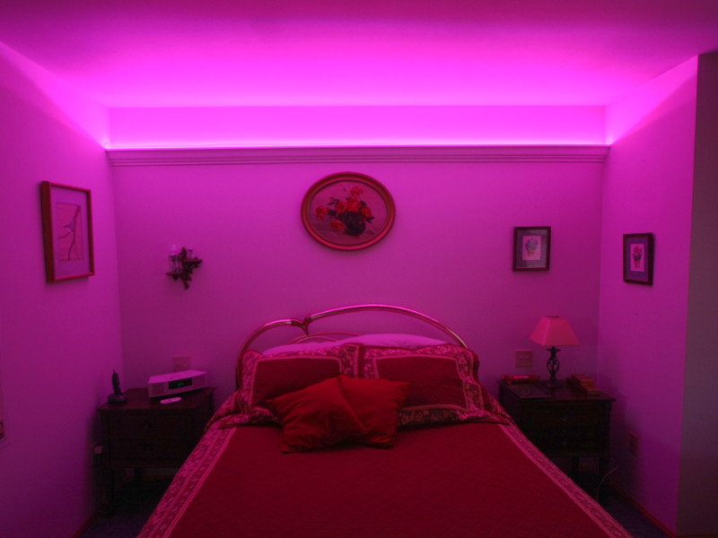 Светодиодные ленты пурпурного цвета в спальне