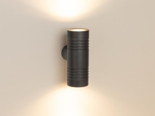Светильник с одинарным или двойным светораспределением для установки на вертикальные поверхности фасадов с линзовой оптикой. Светильник предназначен для создания декоративных световых эффектов на поверхности стен, колонн и элементах фасада зданий. Корпус светильника выполнен из высококачественного алюминия, покрытого защитным анодным слоем, устойчивым к воздействию агрессивных сред и УФ-излучению, имеет высокую степень защиты от проникновения пыли и влаги. Оптическая часть закрыта ударопрочным закаленным стеклом, обеспечивающим высокую степень защиты от внешних воздействий.
