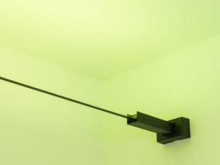 Фиксирует светодиодную ленту в свободном пространстве между двумя стенами. Позволяет освещать интерьер и создавать световые концепции без предварительной подготовки помещения.
