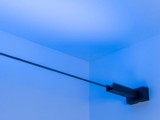 Фиксирует светодиодную ленту в свободном пространстве между двумя стенами. Позволяет освещать интерьер и создавать световые концепции без предварительной подготовки помещения.