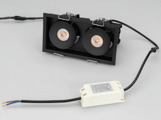 Серия CL-SIMPLE представлена двумя видами светильников: одинарными и двойными прямоугольными.
Мощность одинарных светильников составляет 9 Вт, двойных – 2×9 Вт. Серия выпускается в двух цветовых вариациях корпуса – белом и черном.