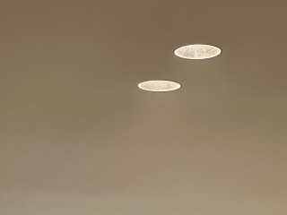 Встраиваемый светильник не имеет видимой рамки. Переход между корпусом светильника и потолком абсолютно не заметен. 
Минималистичный и современный дизайн делают светильник не заметным на потолке, а утопленное расположение источника света исключает слепящий эффект. 
