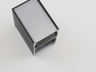 Габариты 35х56мм.
В наличии: черный, серебристый.
Шикарный анодированный алюминиевый профиль для изготовления линейных светильников (подвесных/накладных) со встроенным  источником питания!