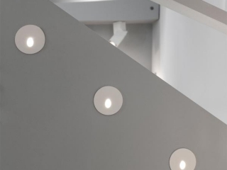 Предназначен для локального освещения лестниц, стен, проходов, для применения в интерьерном и архитектурном освещении. Встраиваемый светильник имеет оригинальный стильный дизайн корпуса. Узкий световой луч (30°) направлен вниз, идеально подходит для локального освещения лестниц, проходов, коридоров. Влагозащищенный корпус (IP65) позволяет использовать светильник на открытом воздухе под навесом. Снабжен драйвером для подключения к сети переменного тока 230 В. Предусмотрено два варианта лицевой панели корпуса: квадрат и круг.