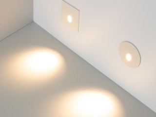 Предназначен для локального освещения лестниц, стен, проходов, для применения в интерьерном и архитектурном освещении. Встраиваемый светильник имеет оригинальный стильный дизайн корпуса. Узкий световой луч (30°) направлен вниз, идеально подходит для локального освещения лестниц, проходов, коридоров. Влагозащищенный корпус (IP65) позволяет использовать светильник на открытом воздухе под навесом. Снабжен драйвером для подключения к сети переменного тока 230 В. Предусмотрено два варианта лицевой панели корпуса: квадрат и круг.
