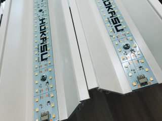 Серия широких встраиваемых светильников.
Японские светодиодные модули: 3000K, 4000K или 5000K 
Мощность до 40 Вт/м. Любая длина!